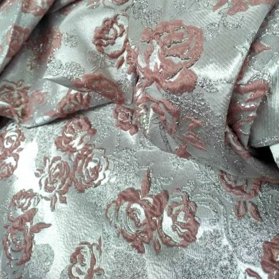 Жаккард розовые розы на серебре