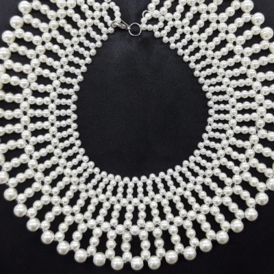 Воротник декоративный с белыми бусинами цвета